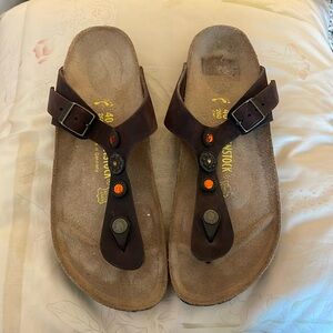 Rarely Worn Leather Birkenstock Gizeh’s in Brown. Very rare jewel adornment!